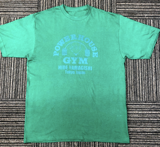 <img class='new_mark_img1' src='//img.shop-pro.jp/img/new/icons11.gif' style='border:none;display:inline;margin:0px;padding:0px;width:auto;' />POWERHOUSE GYM LOGO TEE(GREENxGREEN)