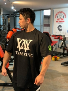 <img class='new_mark_img1' src='//img.shop-pro.jp/img/new/icons14.gif' style='border:none;display:inline;margin:0px;padding:0px;width:auto;' />KING YUASA / NutraKey / POWERHOUSE GYM collaboration TEE